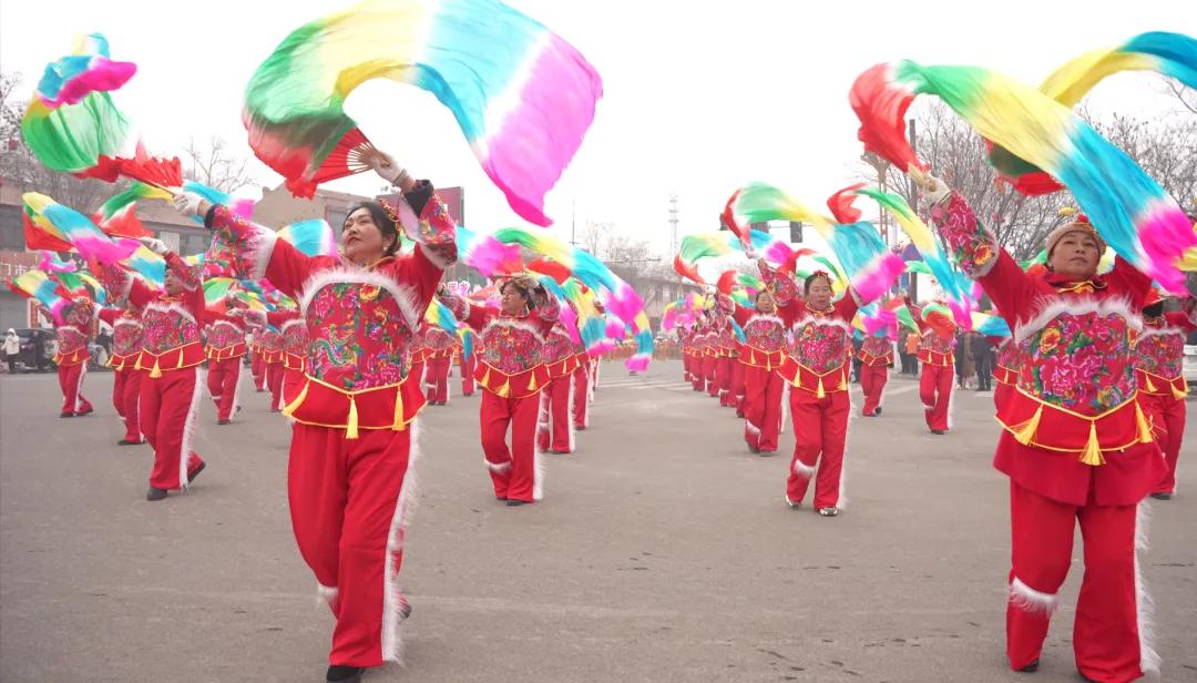 和林格爾縣：傳統(tǒng)民俗文藝踩街活動(dòng)熱鬧開(kāi)場(chǎng)